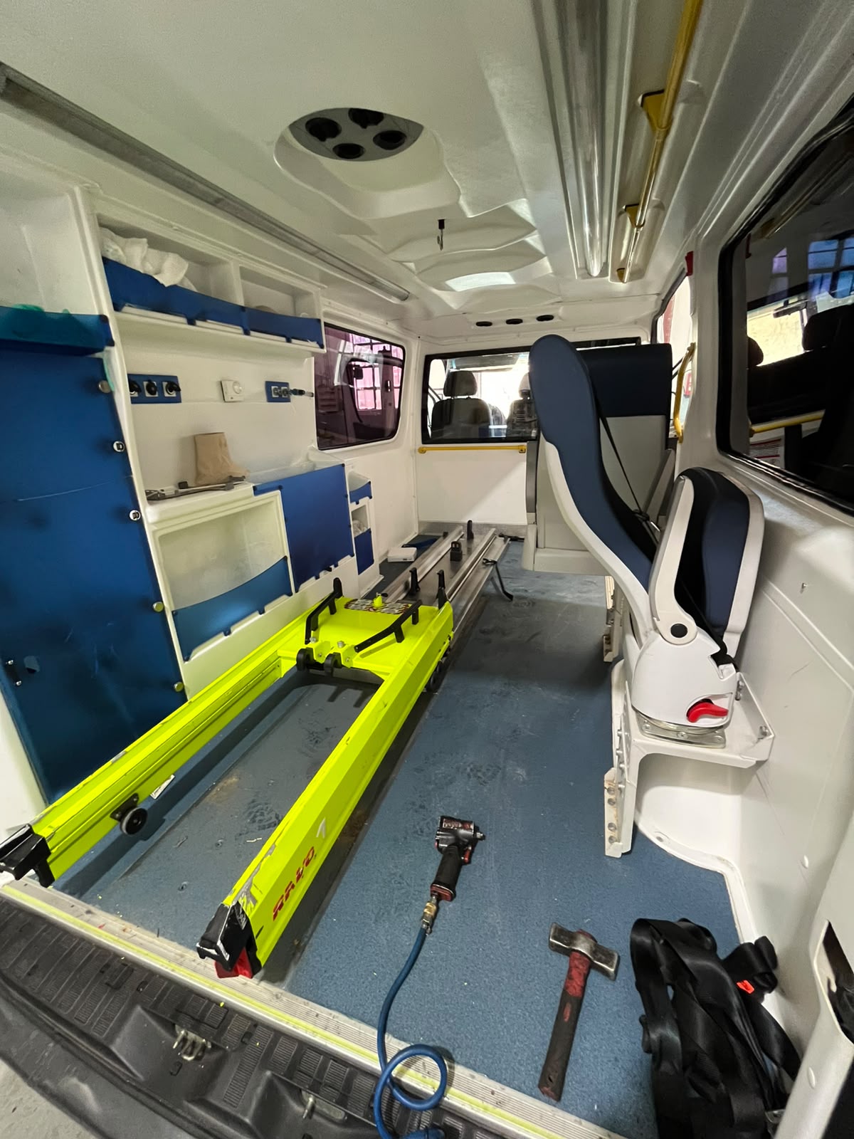 Mercedes-Benz Sprinter (adaptada como ambulancia) 2015 — miniatura 2