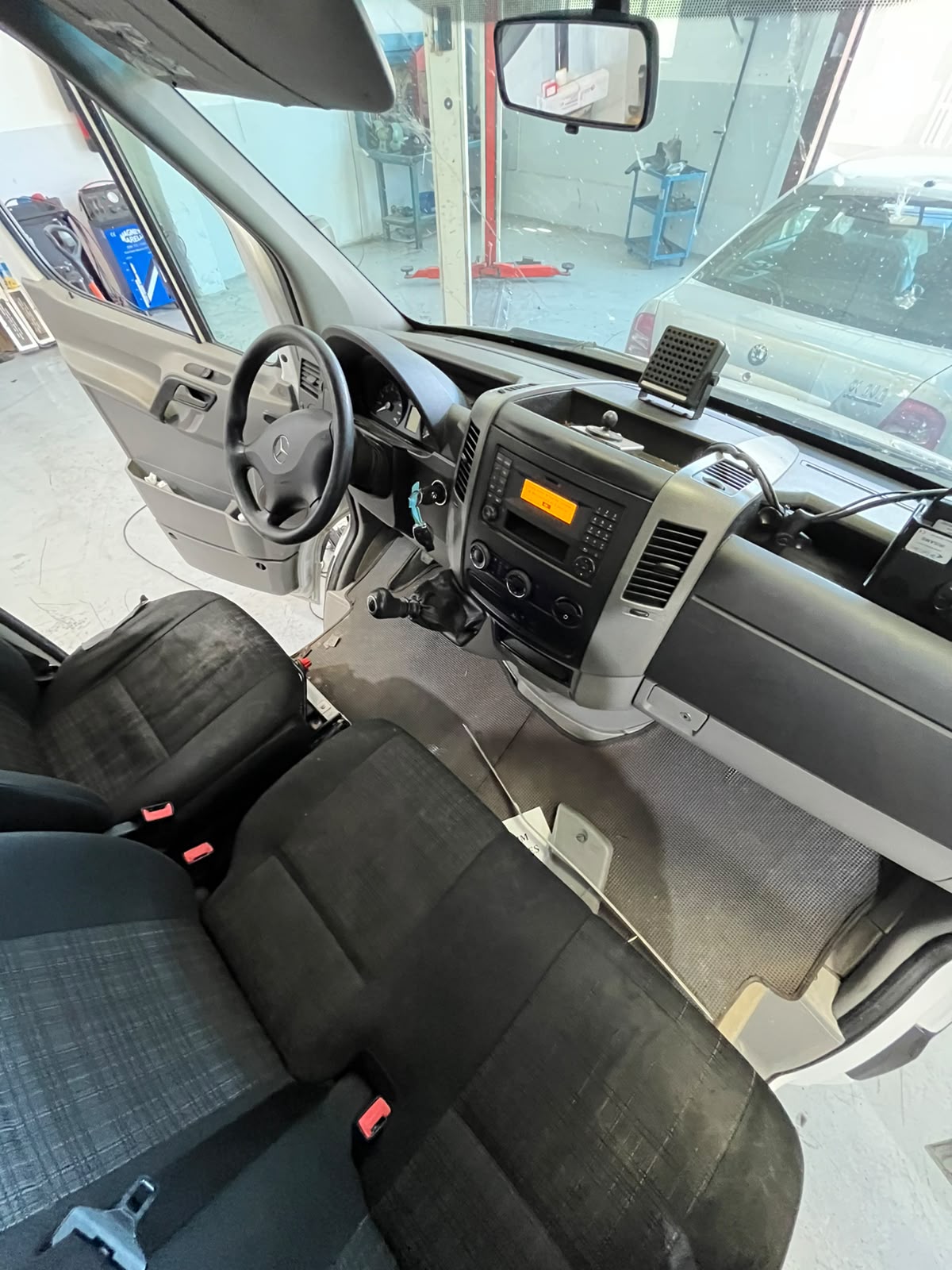 Mercedes-Benz Sprinter (adaptada como ambulancia) 2015 — miniatura 3