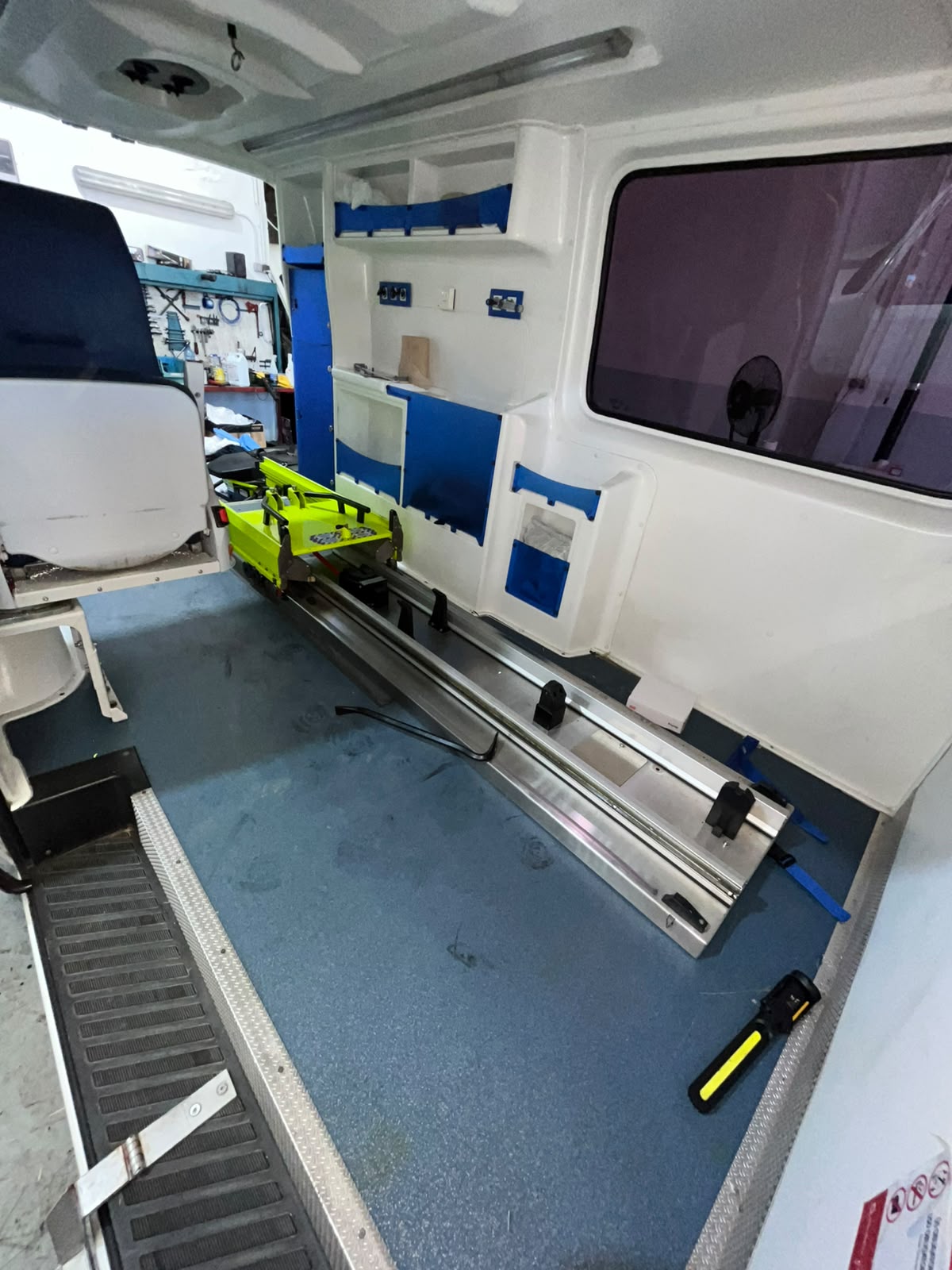 Mercedes-Benz Sprinter (adaptada como ambulancia) 2015 — miniatura 4