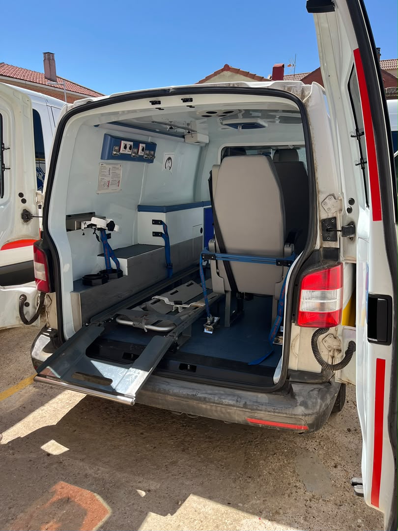 Volkswagen T5 Facelift configurada como ambulancia 2013