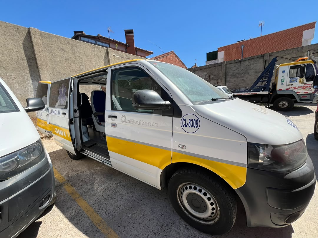 Volkswagen T5 Facelift configurada como ambulancia 2013 — miniatura 2