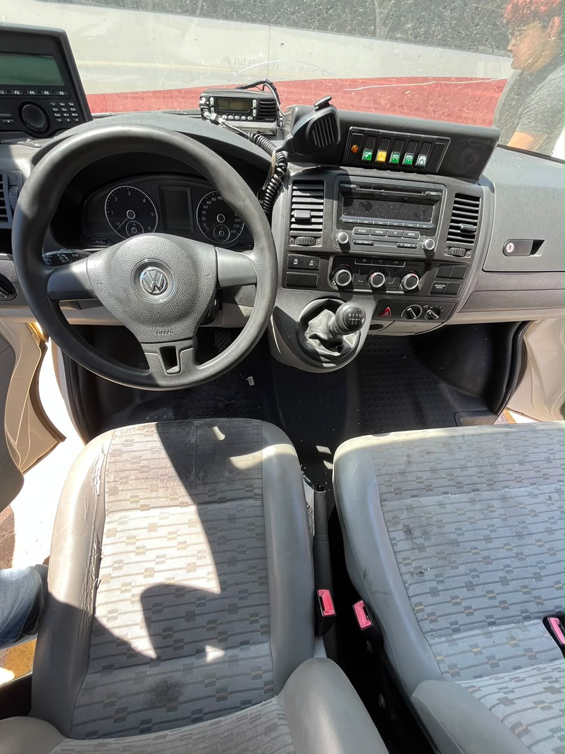 Volkswagen T5 Facelift configurada como ambulancia 2013 — miniatura 4