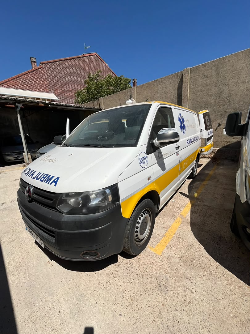 Volkswagen T5 Facelift configurada como ambulancia 2013 — miniatura 6