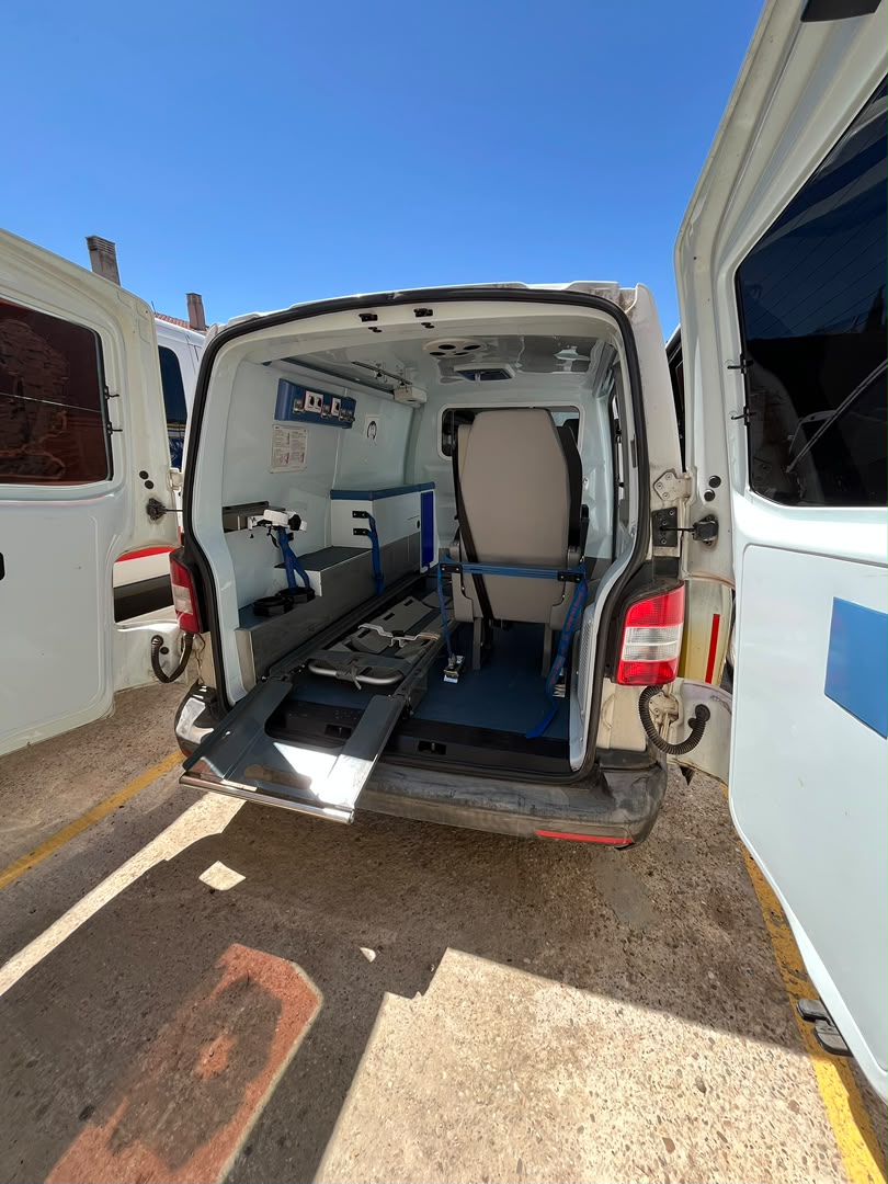 Volkswagen T5 Facelift configurada como ambulancia 2013 — miniatura 7